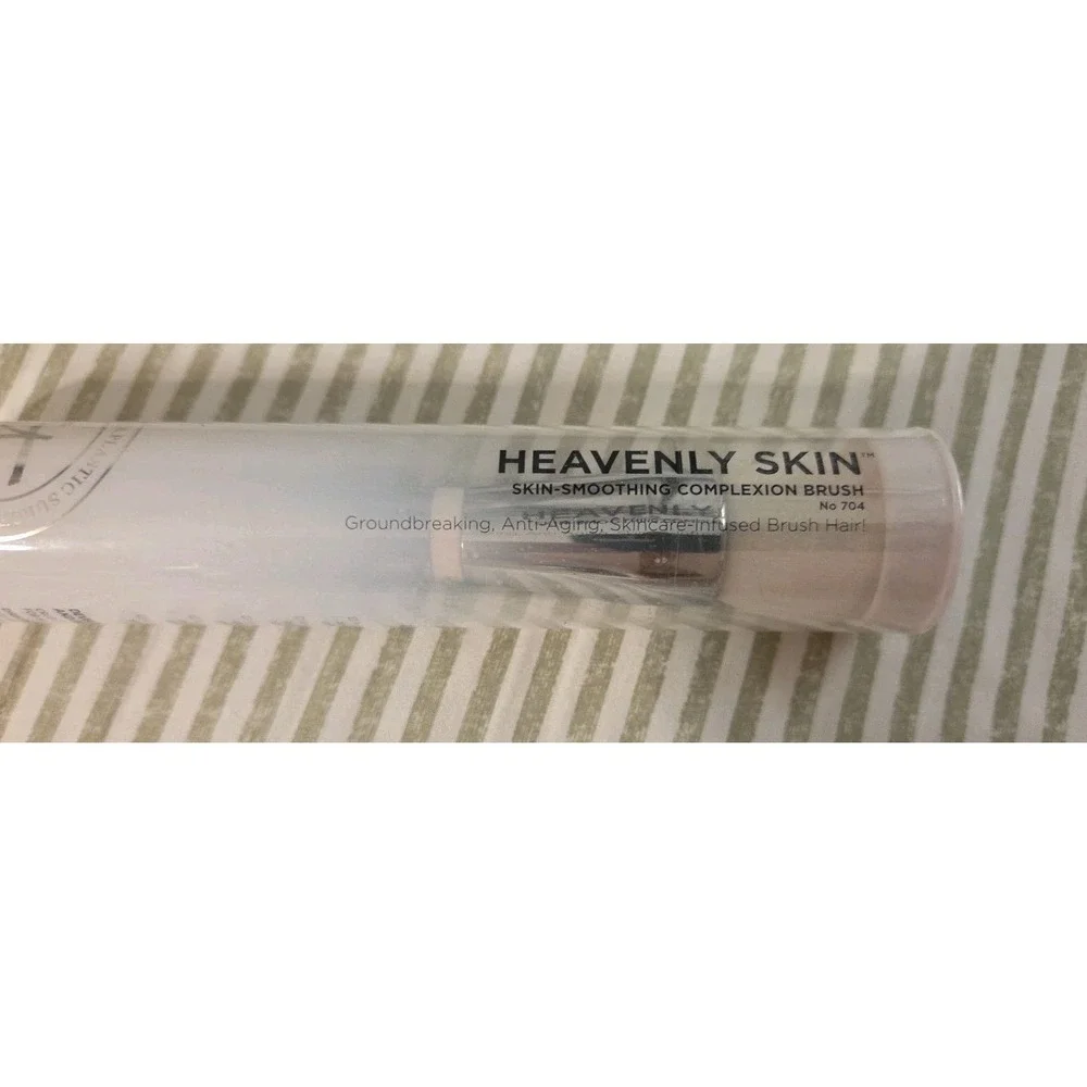 IT Cosmetics Heavenly Skin Skin-Smoothing Complexion Brush Sealed No 704‎